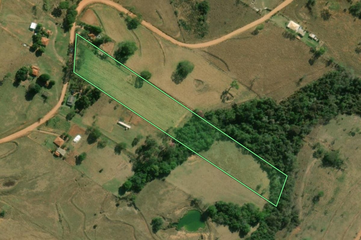 Imagem de satélite do imóvel rural em Caiabu (SP), com o contorno declarado no CAR desenhado por cima.
