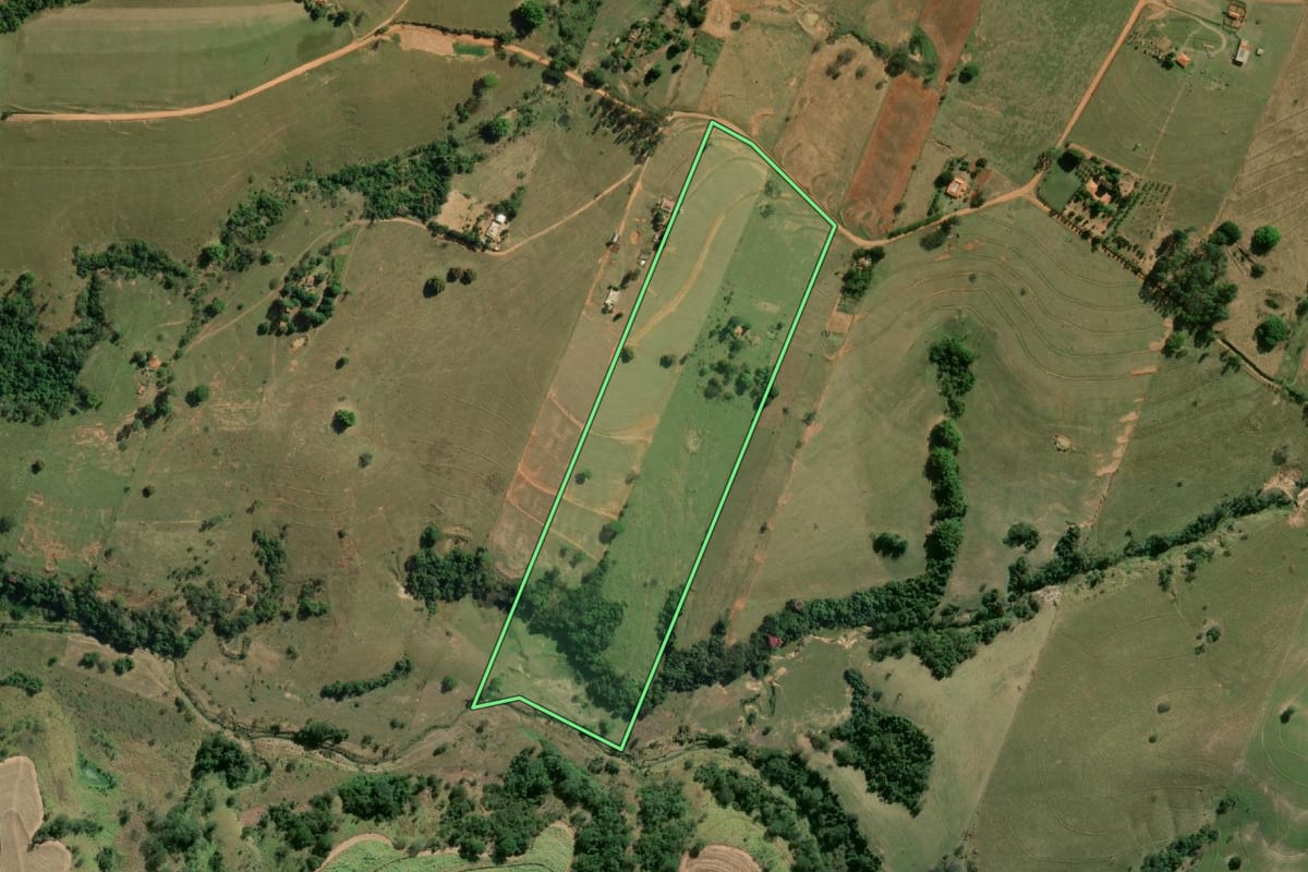 Imagem de satélite do imóvel rural em Caiabu (SP), com o contorno declarado no CAR desenhado por cima.