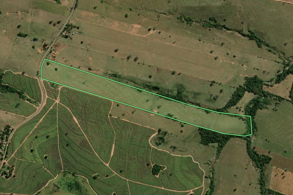 Imagem de satélite do imóvel rural em Caiabu (SP), com o contorno declarado no CAR desenhado por cima.