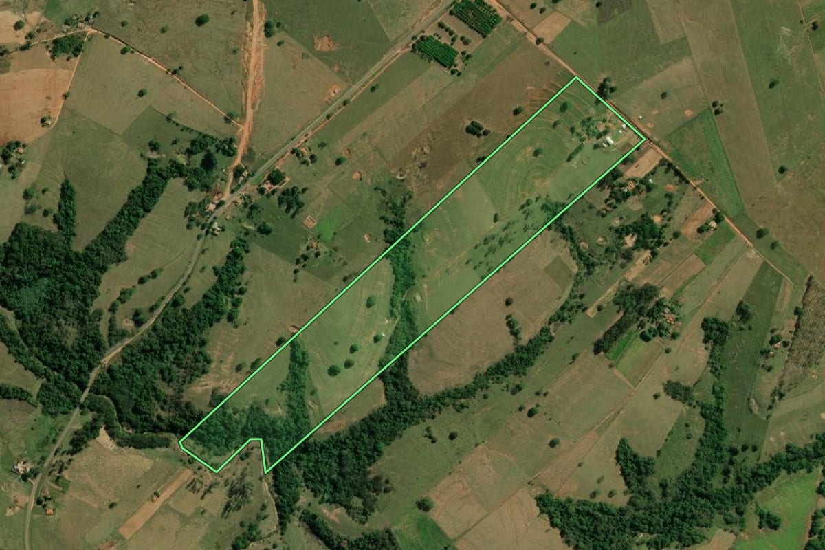 Imagem de satélite do imóvel rural em Caiabu (SP), com o contorno declarado no CAR desenhado por cima.