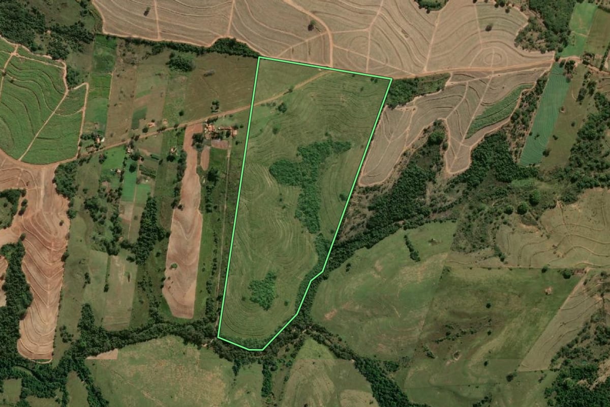 Imagem de satélite do imóvel rural em Caiabu (SP), com o contorno declarado no CAR desenhado por cima.
