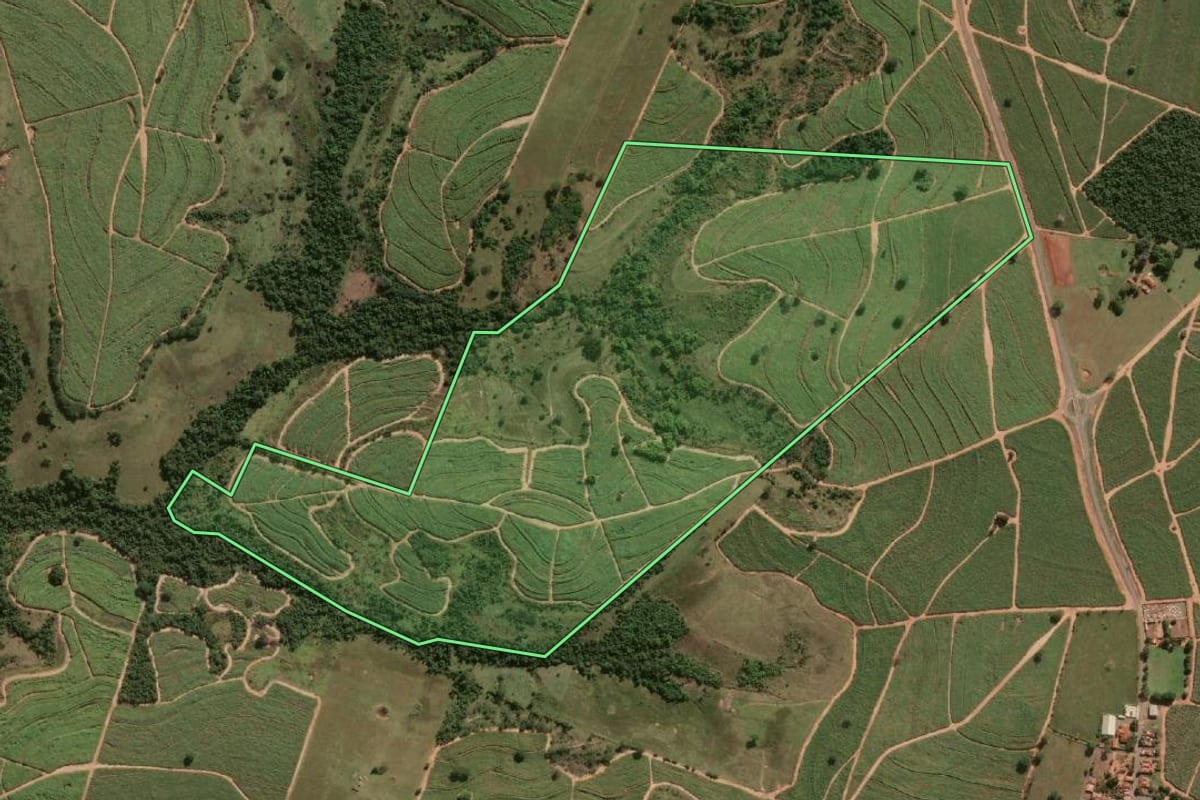 Imagem de satélite do imóvel rural em Caiabu (SP), com o contorno declarado no CAR desenhado por cima.