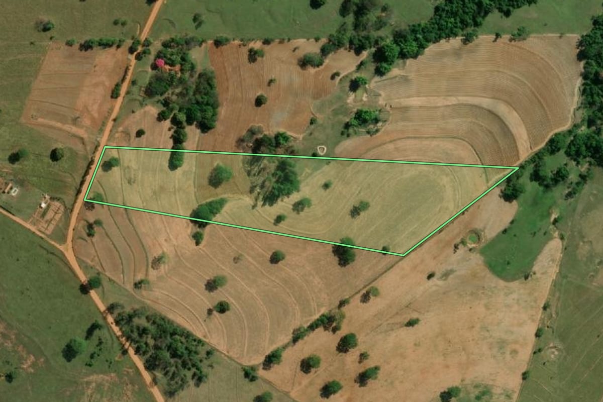 Imagem de satélite do imóvel rural em Caiabu (SP), com o contorno declarado no CAR desenhado por cima.