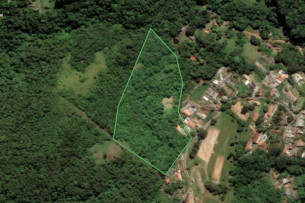Imagem de satélite do imóvel rural em Caieiras (SP), com o contorno declarado no CAR desenhado por cima.