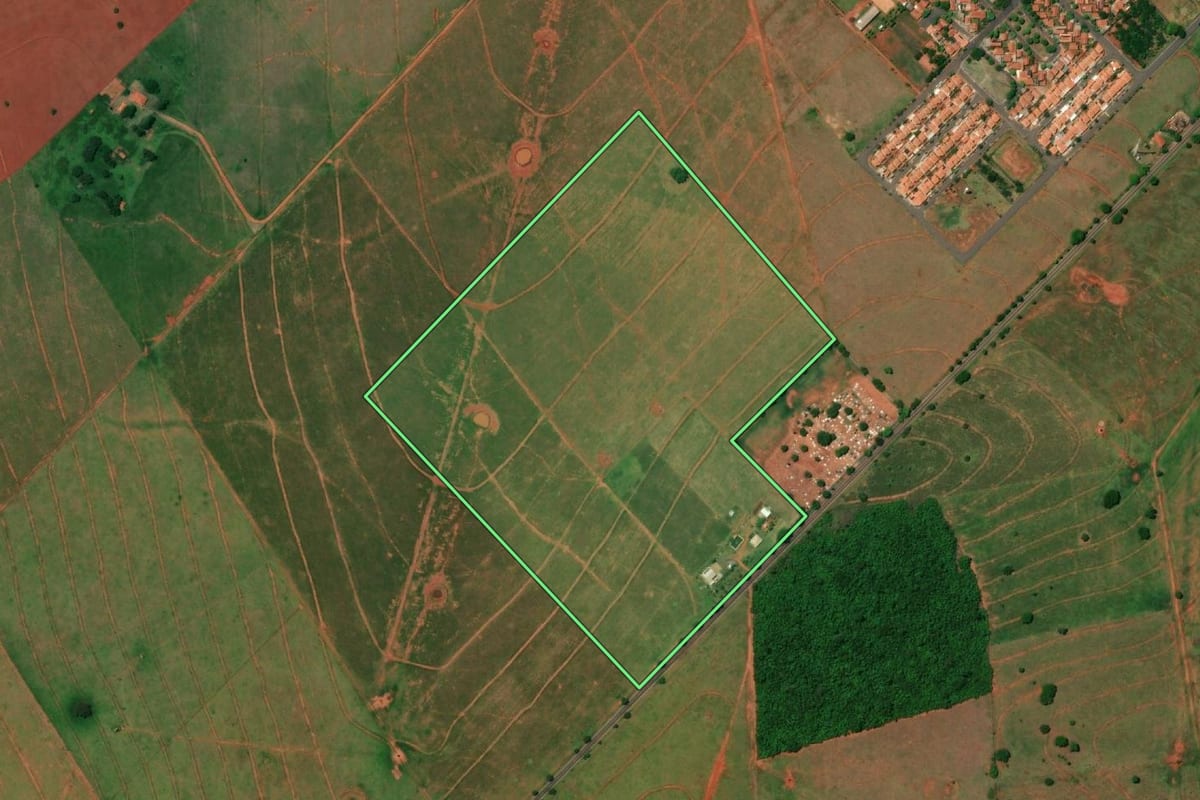 Imagem de satélite do imóvel rural em Caiuá (SP), com o contorno declarado no CAR desenhado por cima.