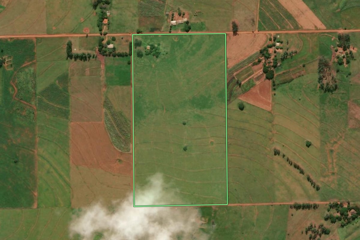 Imagem de satélite do imóvel rural em Caiuá (SP), com o contorno declarado no CAR desenhado por cima.