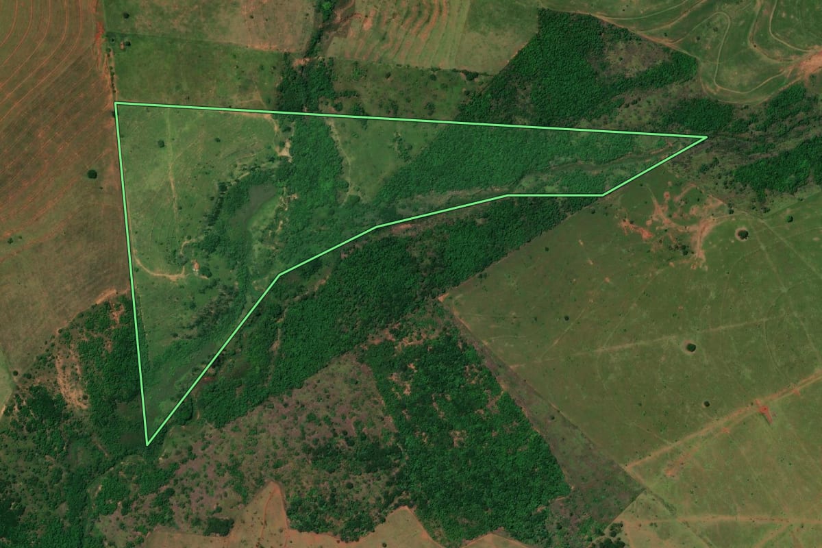 Imagem de satélite do imóvel rural em Caiuá (SP), com o contorno declarado no CAR desenhado por cima.