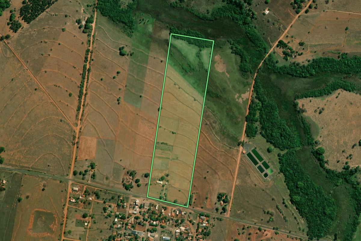 Imagem de satélite do imóvel rural em Caiuá (SP), com o contorno declarado no CAR desenhado por cima.