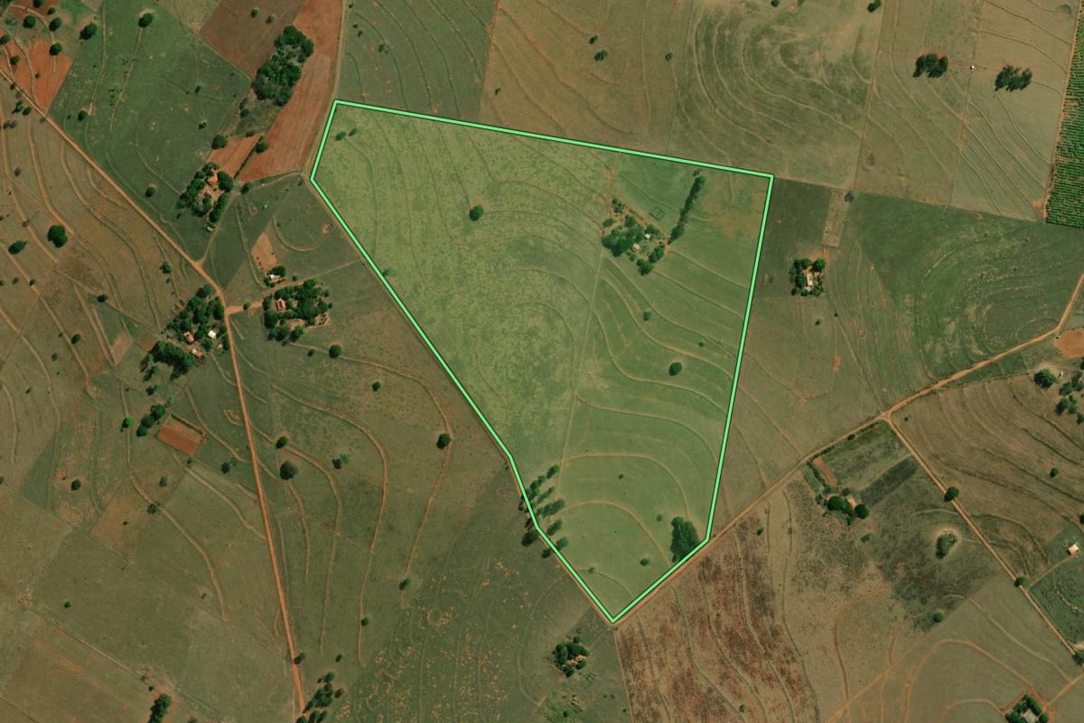 Imagem de satélite do imóvel rural em Caiuá (SP), com o contorno declarado no CAR desenhado por cima.