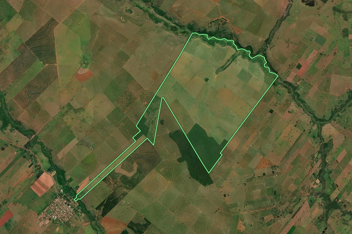 Imagem de satélite do imóvel rural em Caiuá (SP), com o contorno declarado no CAR desenhado por cima.
