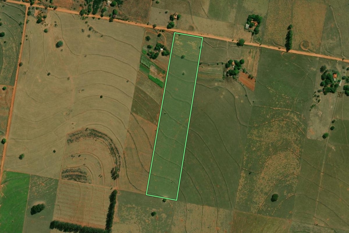 Imagem de satélite do imóvel rural em Caiuá (SP), com o contorno declarado no CAR desenhado por cima.