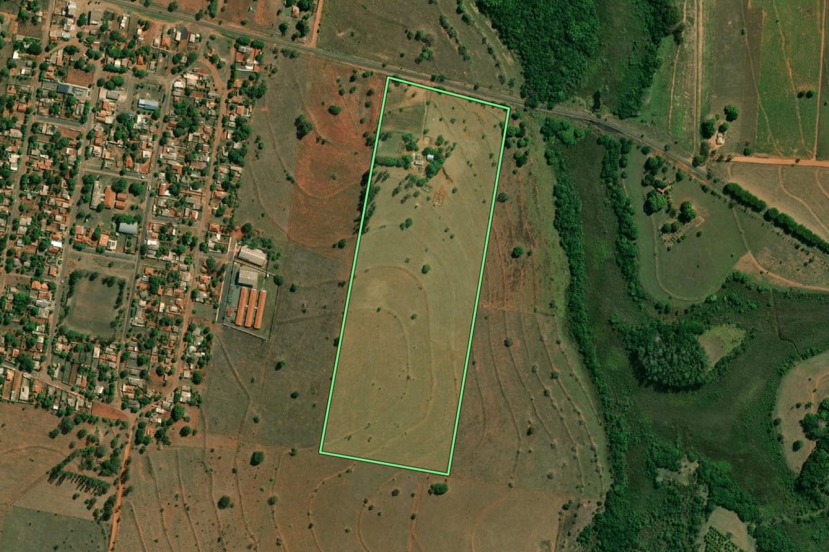 Imagem de satélite do imóvel rural em Caiuá (SP), com o contorno declarado no CAR desenhado por cima.