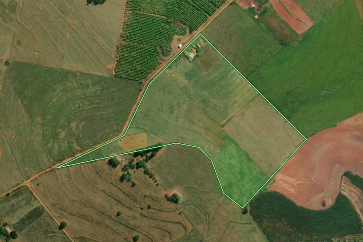 Imagem de satélite do imóvel rural em Caiuá (SP), com o contorno declarado no CAR desenhado por cima.