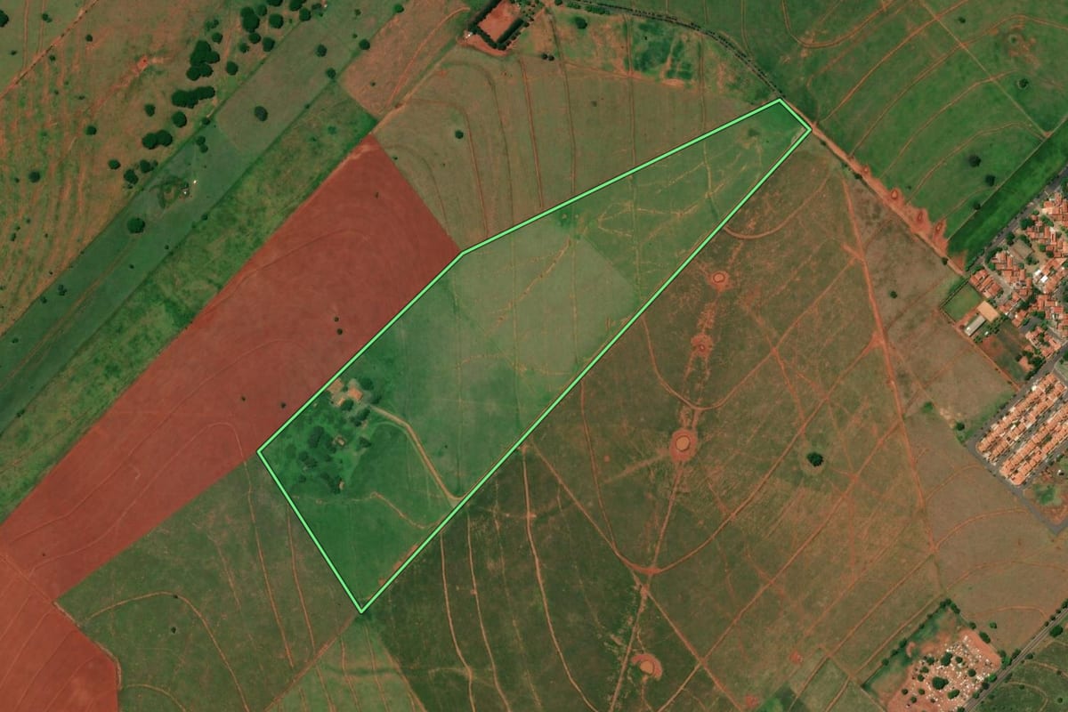 Imagem de satélite do imóvel rural em Caiuá (SP), com o contorno declarado no CAR desenhado por cima.