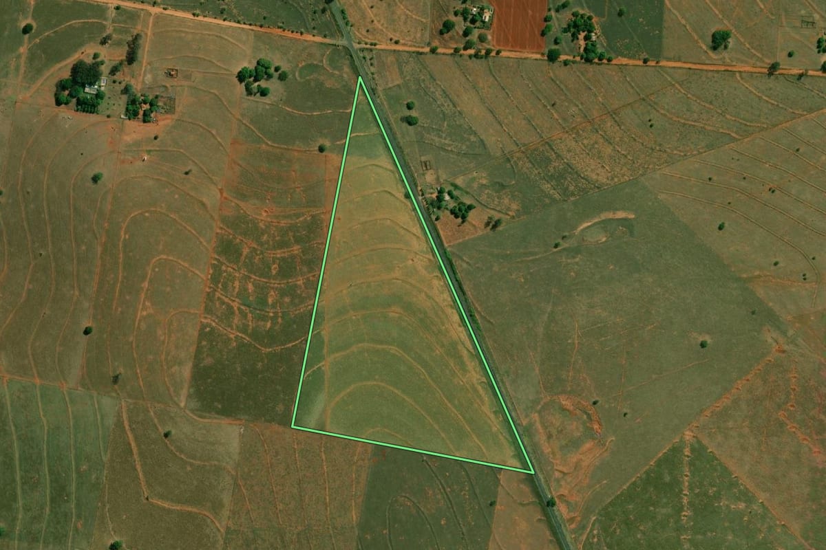 Imagem de satélite do imóvel rural em Caiuá (SP), com o contorno declarado no CAR desenhado por cima.