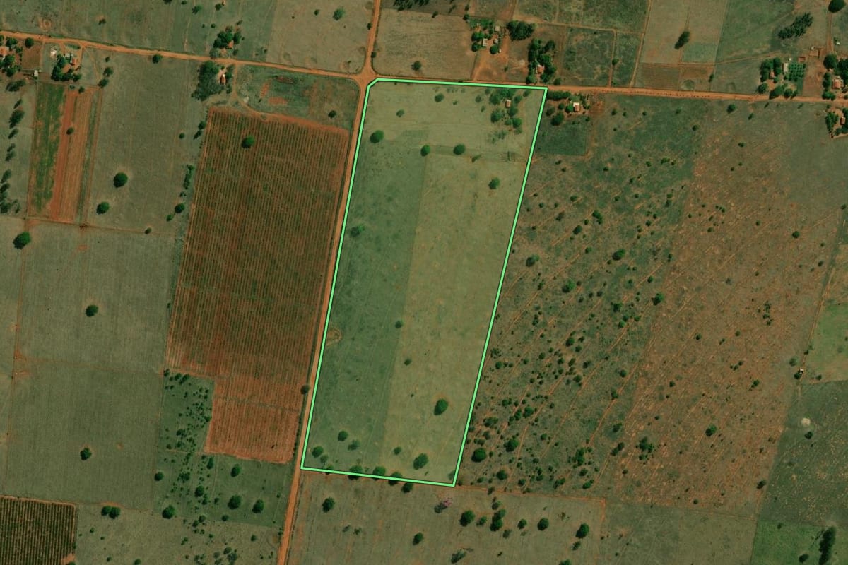 Imagem de satélite do imóvel rural em Caiuá (SP), com o contorno declarado no CAR desenhado por cima.