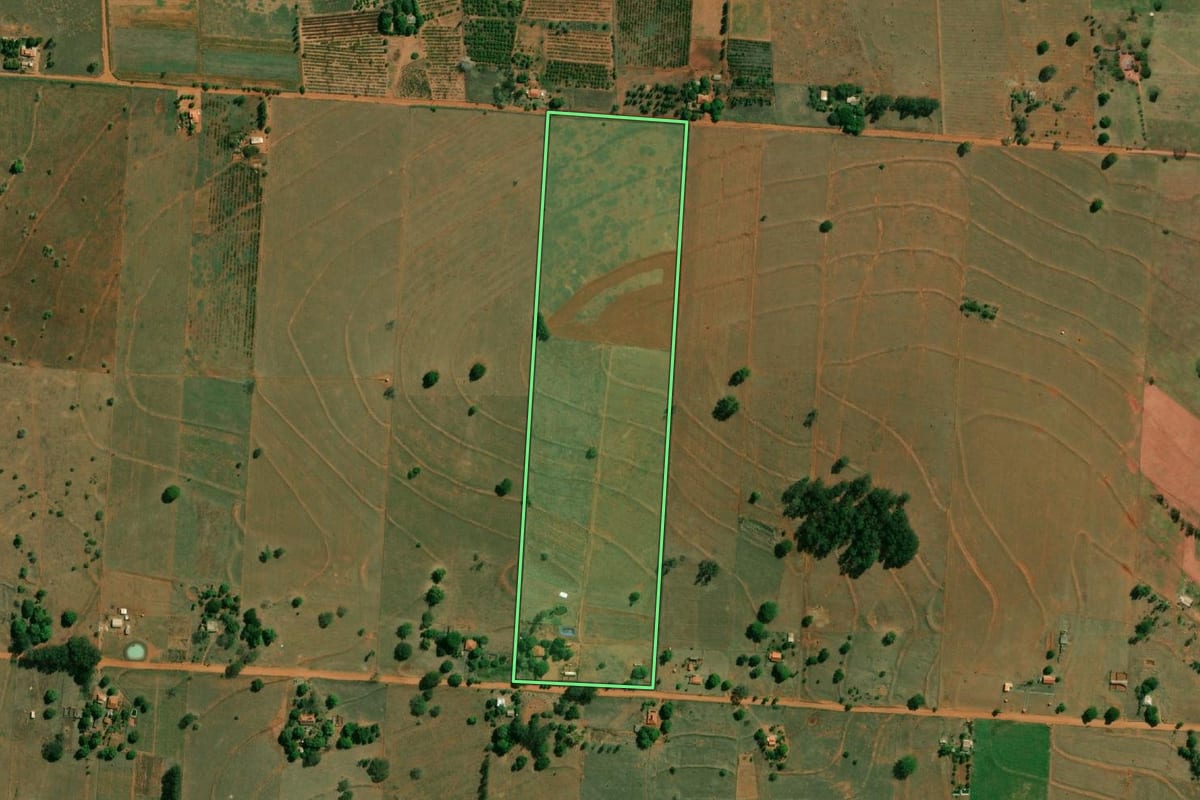 Imagem de satélite do imóvel rural em Caiuá (SP), com o contorno declarado no CAR desenhado por cima.