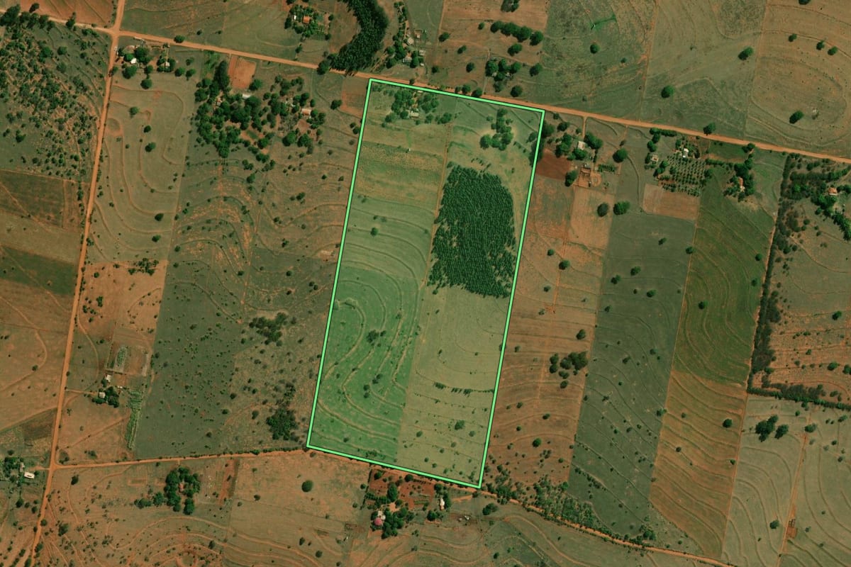 Imagem de satélite do imóvel rural em Caiuá (SP), com o contorno declarado no CAR desenhado por cima.