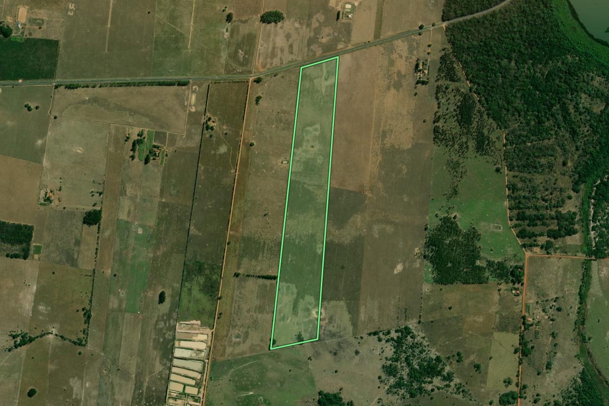 Imagem de satélite do imóvel rural em Caiuá (SP), com o contorno declarado no CAR desenhado por cima.