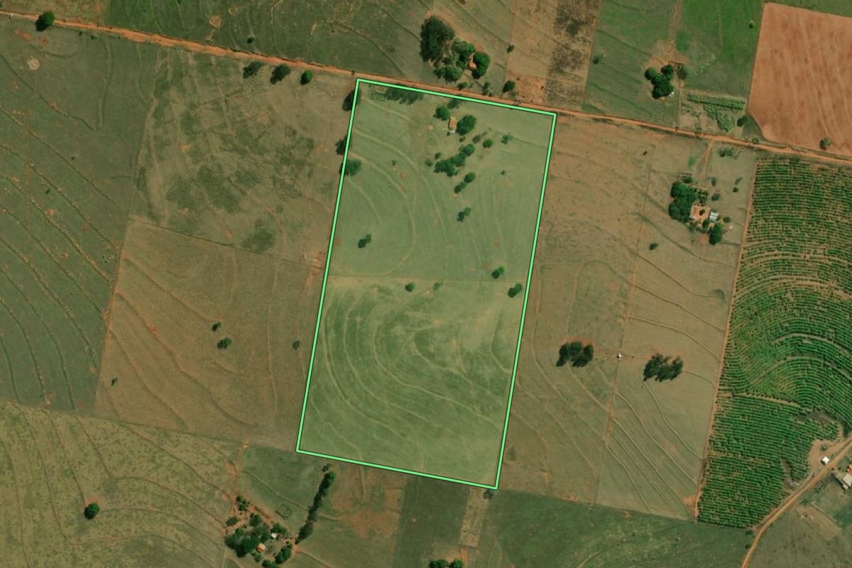 Imagem de satélite do imóvel rural em Caiuá (SP), com o contorno declarado no CAR desenhado por cima.