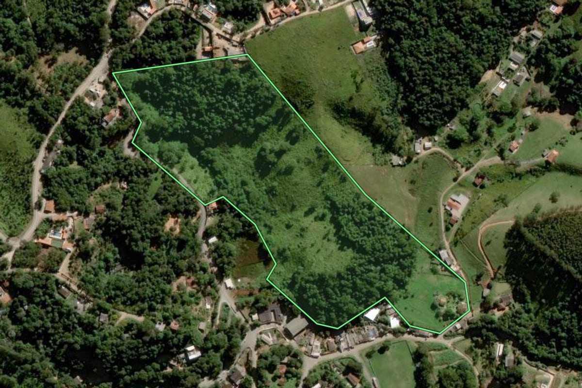 Imagem de satélite do imóvel rural em Cajamar (SP), com o contorno declarado no CAR desenhado por cima.