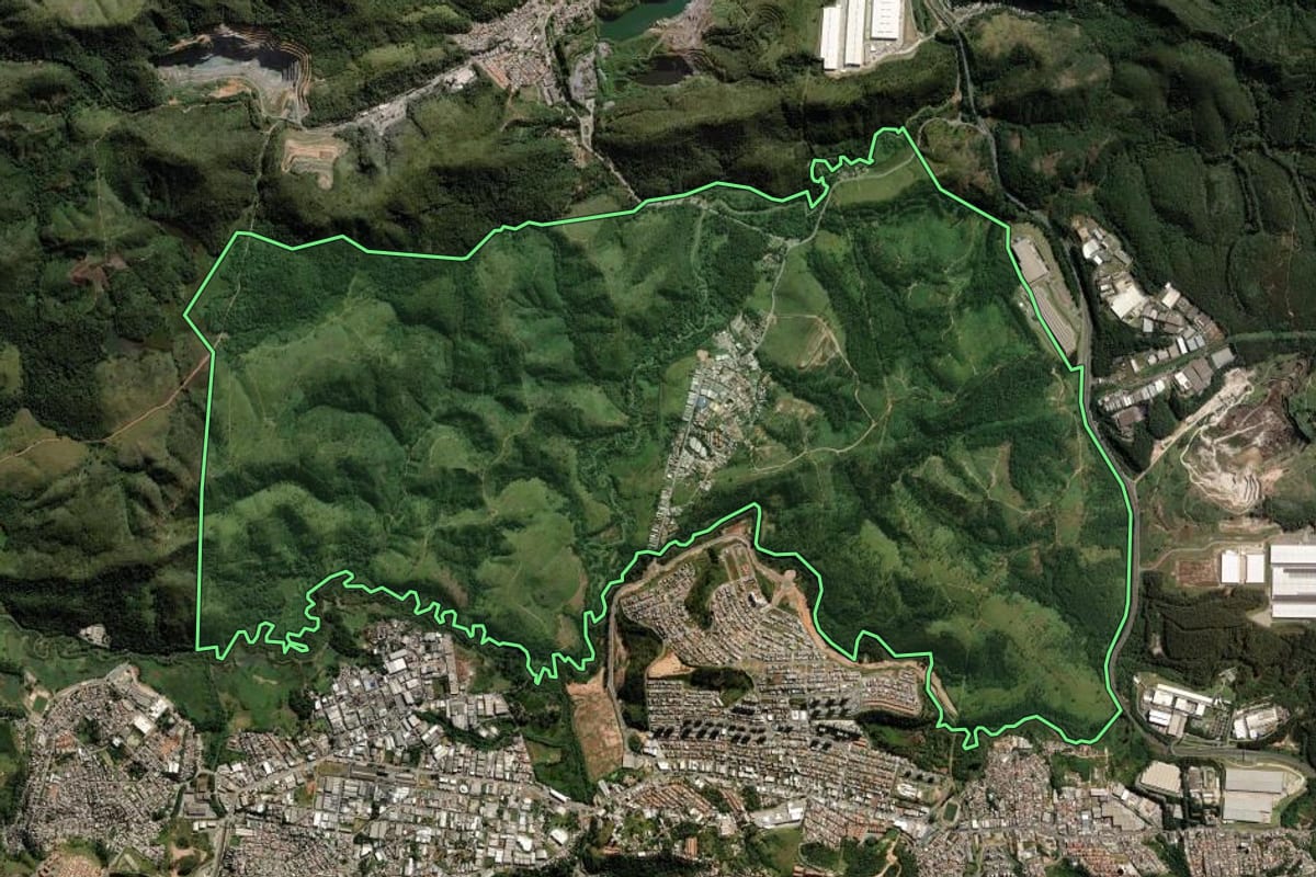 Imagem de satélite do imóvel rural em Cajamar (SP), com o contorno declarado no CAR desenhado por cima.