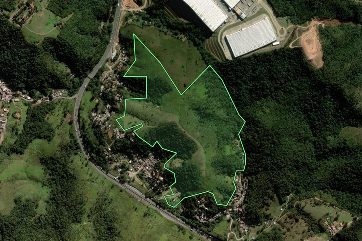 Imagem de satélite do imóvel rural em Cajamar (SP), com o contorno declarado no CAR desenhado por cima.