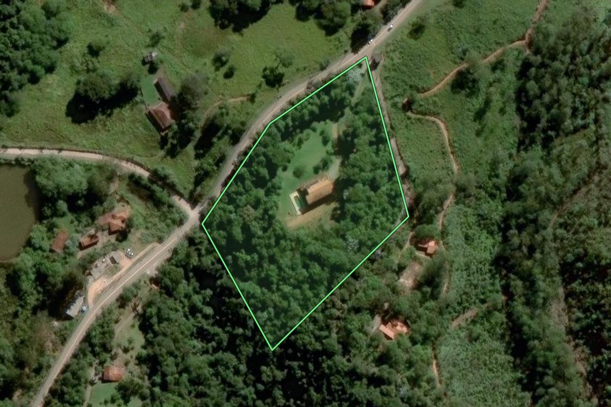 Imagem de satélite do imóvel rural em Cajamar (SP), com o contorno declarado no CAR desenhado por cima.