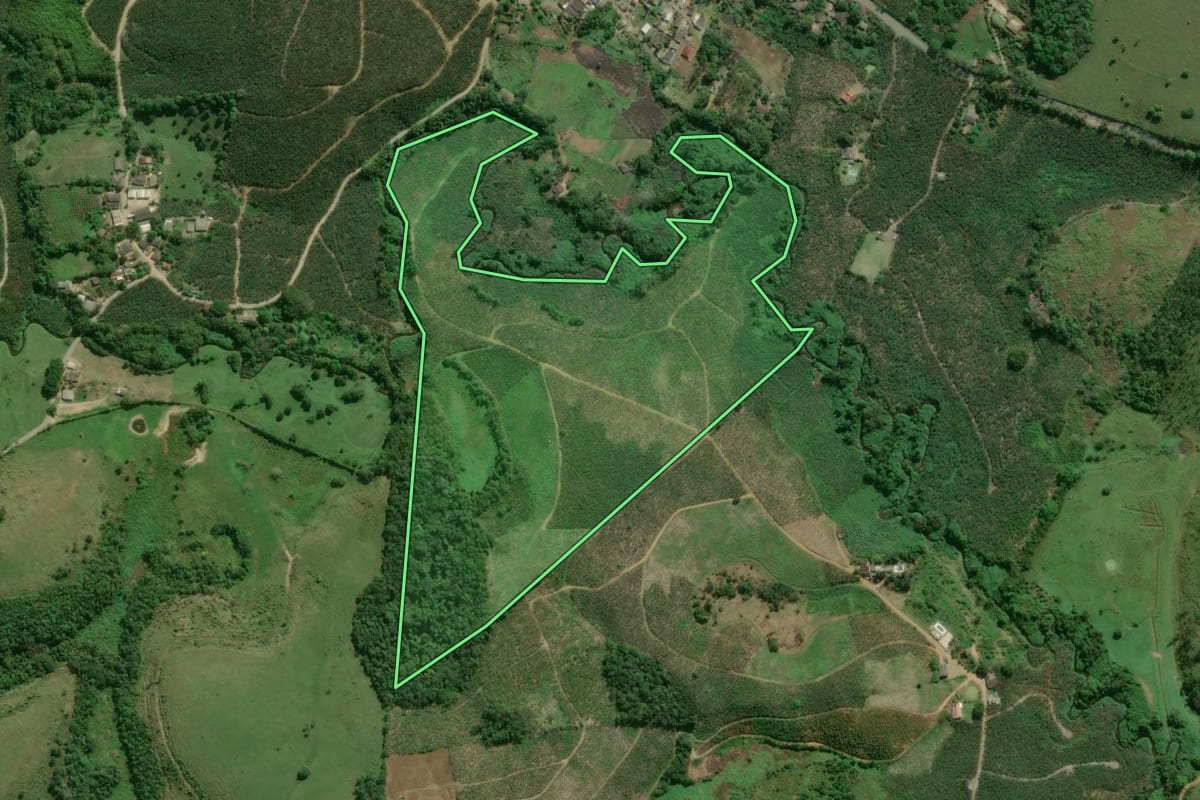 Imagem de satélite do imóvel rural em Cajati (SP), com o contorno declarado no CAR desenhado por cima.