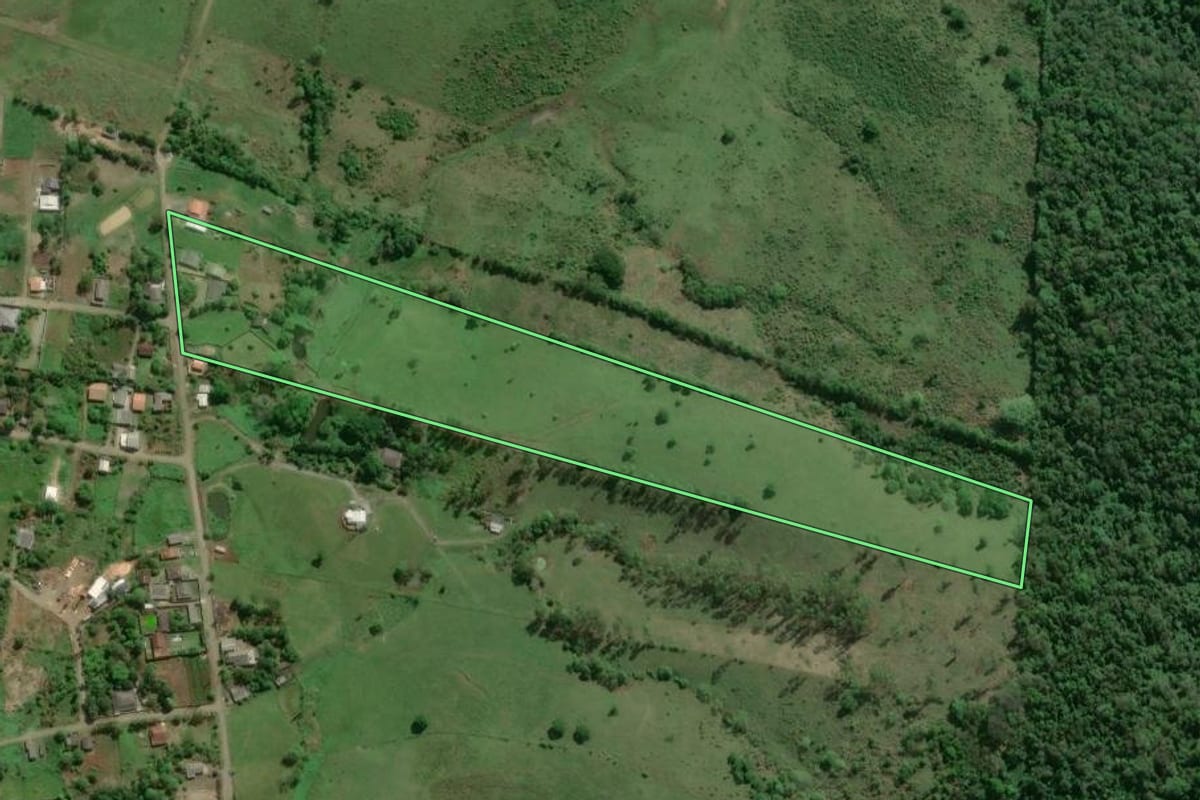 Imagem de satélite do imóvel rural em Cajati (SP), com o contorno declarado no CAR desenhado por cima.