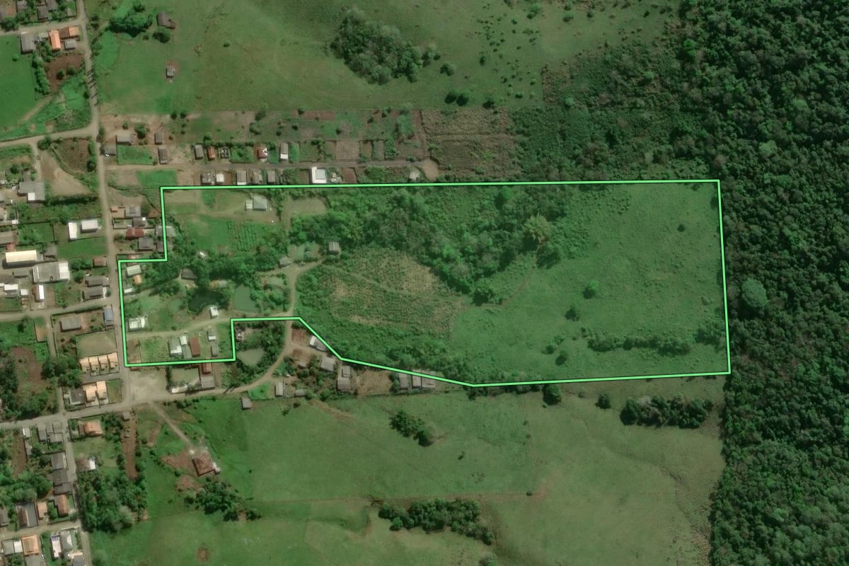 Imagem de satélite do imóvel rural em Cajati (SP), com o contorno declarado no CAR desenhado por cima.