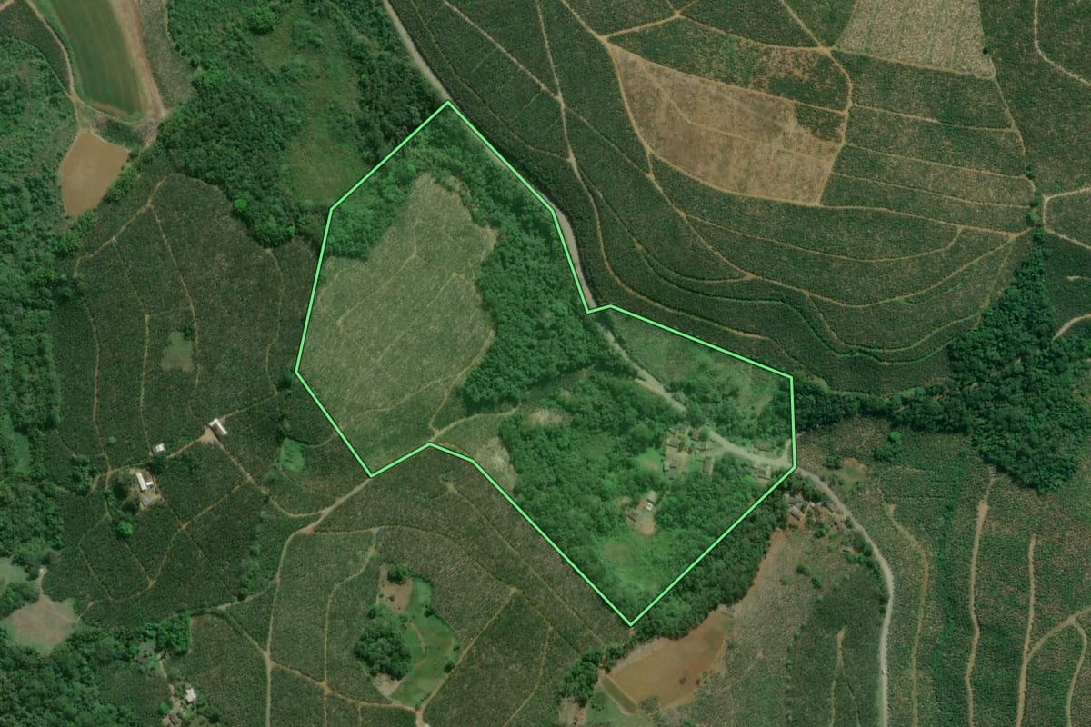 Imagem de satélite do imóvel rural em Cajati (SP), com o contorno declarado no CAR desenhado por cima.