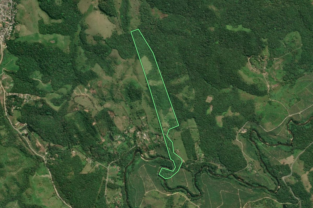 Imagem de satélite do imóvel rural em Cajati (SP), com o contorno declarado no CAR desenhado por cima.