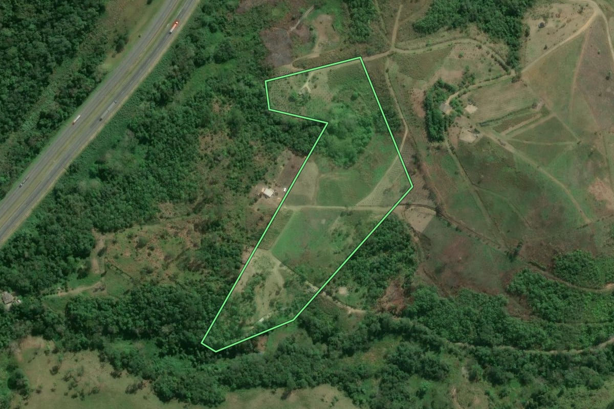 Imagem de satélite do imóvel rural em Cajati (SP), com o contorno declarado no CAR desenhado por cima.