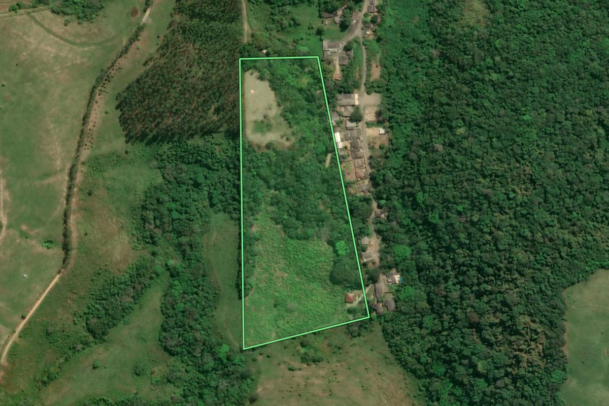 Imagem de satélite do imóvel rural em Cajati (SP), com o contorno declarado no CAR desenhado por cima.
