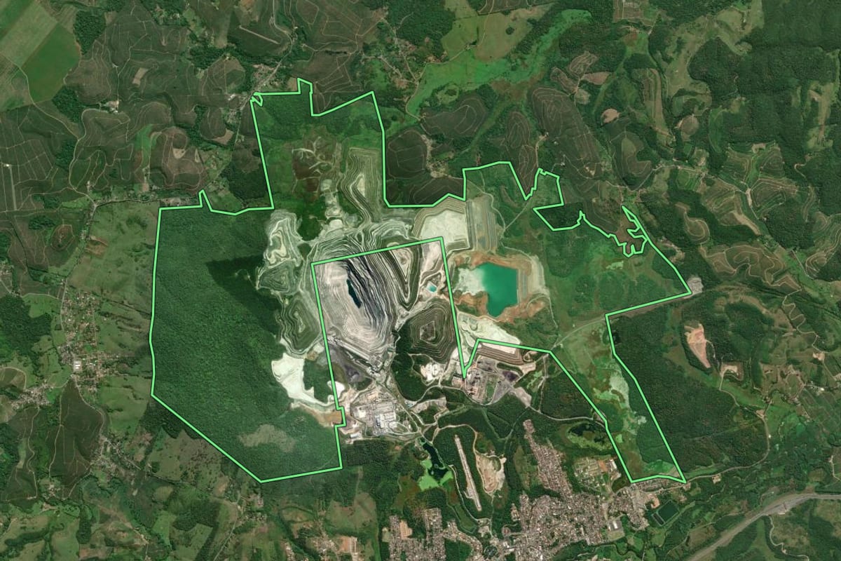 Imagem de satélite do imóvel rural em Cajati (SP), com o contorno declarado no CAR desenhado por cima.