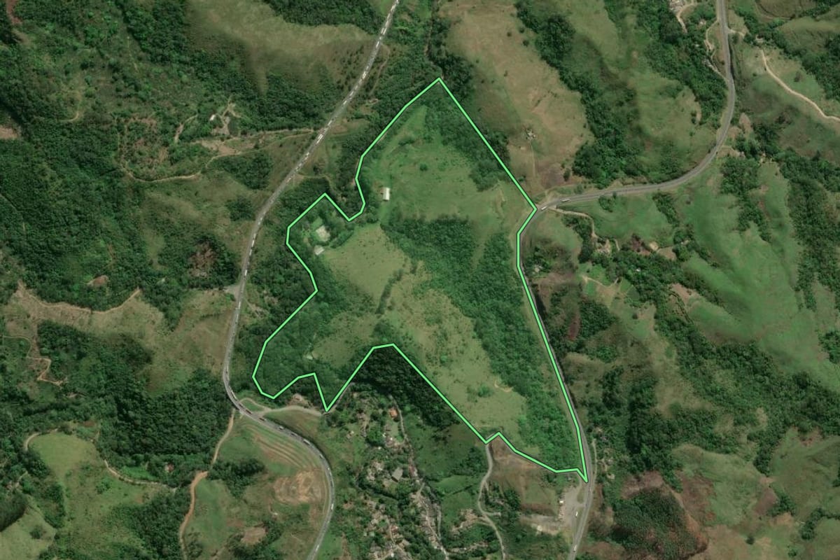 Imagem de satélite do imóvel rural em Cajati (SP), com o contorno declarado no CAR desenhado por cima.