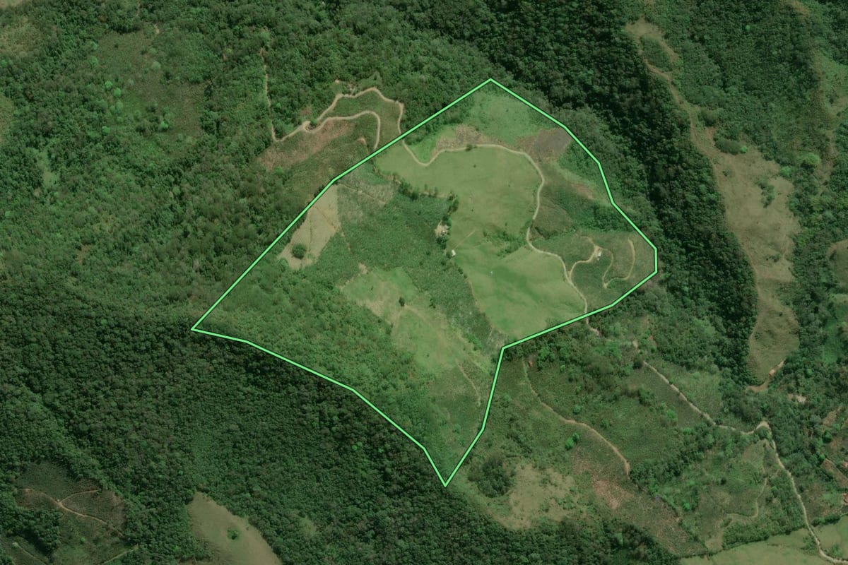 Imagem de satélite do imóvel rural em Cajati (SP), com o contorno declarado no CAR desenhado por cima.