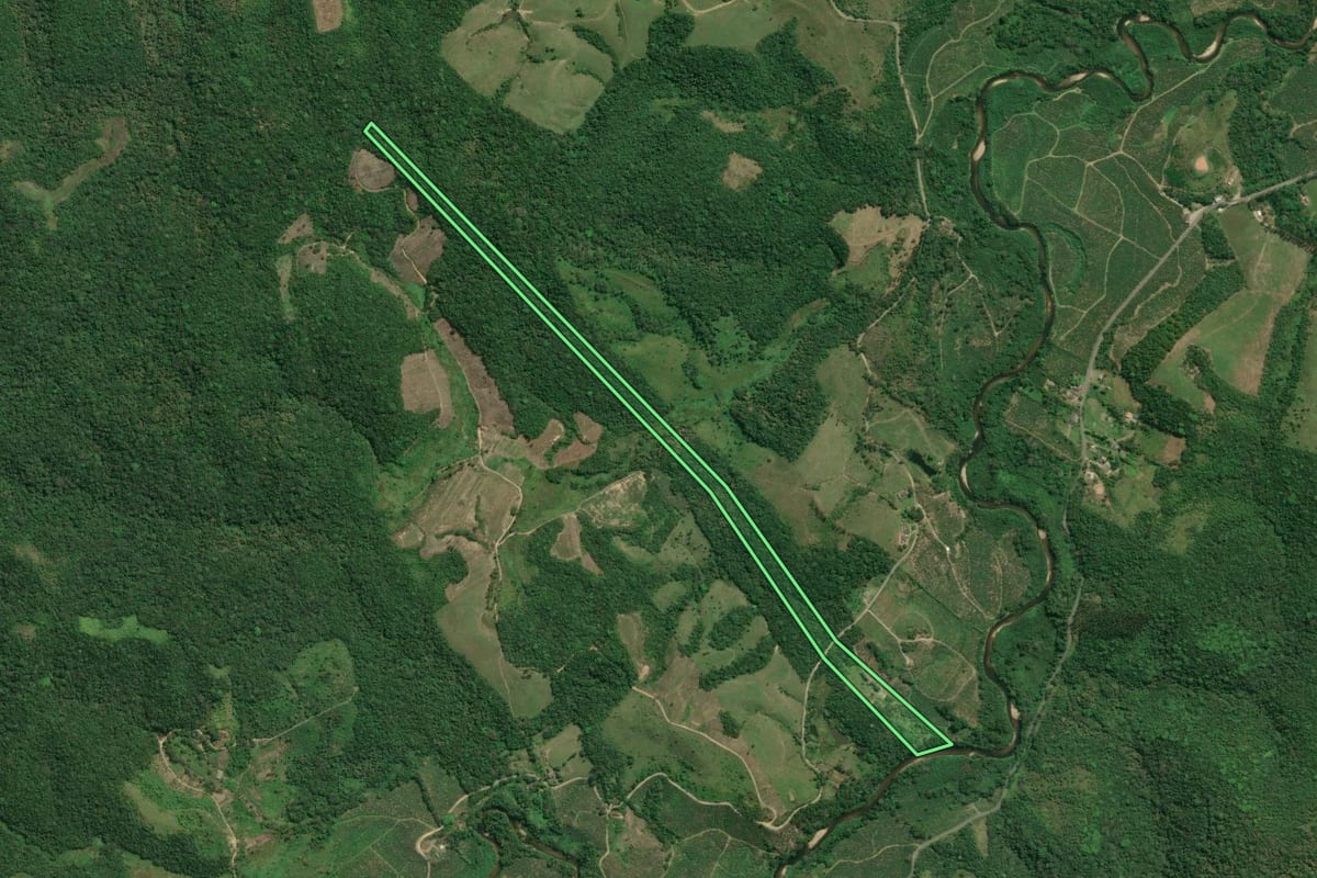 Imagem de satélite do imóvel rural em Cajati (SP), com o contorno declarado no CAR desenhado por cima.