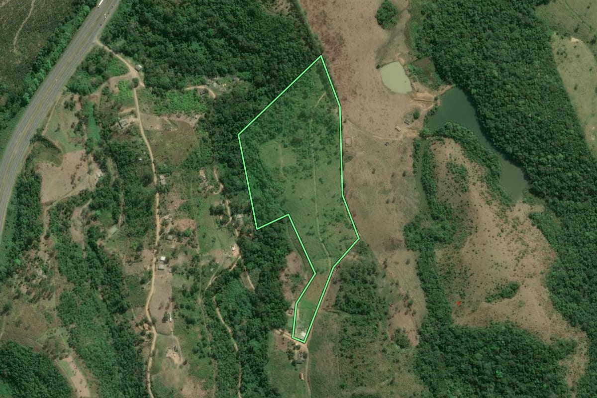 Imagem de satélite do imóvel rural em Cajati (SP), com o contorno declarado no CAR desenhado por cima.