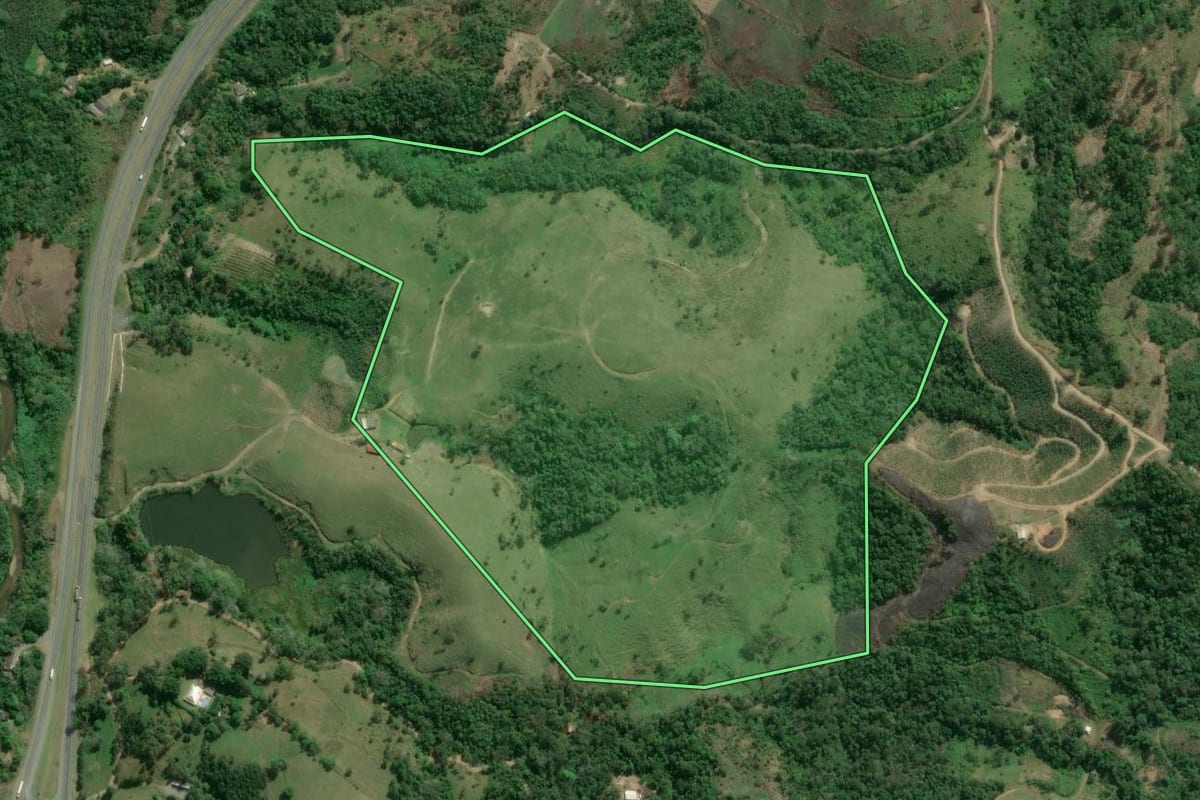 Imagem de satélite do imóvel rural em Cajati (SP), com o contorno declarado no CAR desenhado por cima.