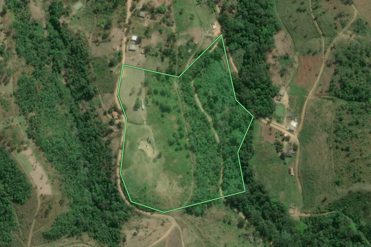 Imagem de satélite do imóvel rural em Cajati (SP), com o contorno declarado no CAR desenhado por cima.