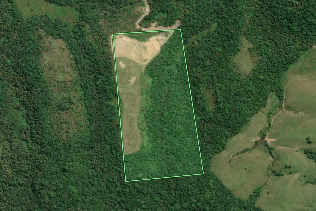 Imagem de satélite do imóvel rural em Cajati (SP), com o contorno declarado no CAR desenhado por cima.
