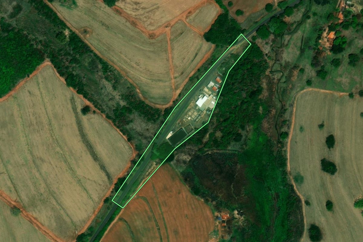 Imagem de satélite do imóvel rural em Cajobi (SP), com o contorno declarado no CAR desenhado por cima.
