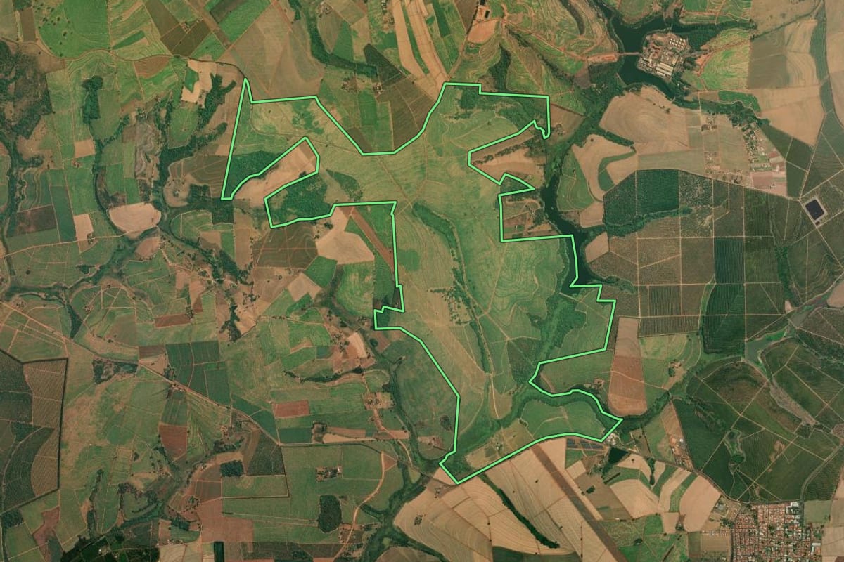 Imagem de satélite do imóvel rural em Cajobi (SP), com o contorno declarado no CAR desenhado por cima.