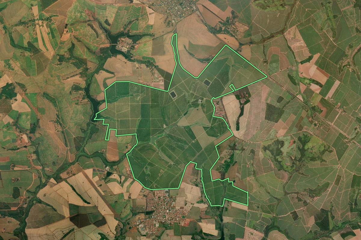 Imagem de satélite do imóvel rural em Cajobi (SP), com o contorno declarado no CAR desenhado por cima.