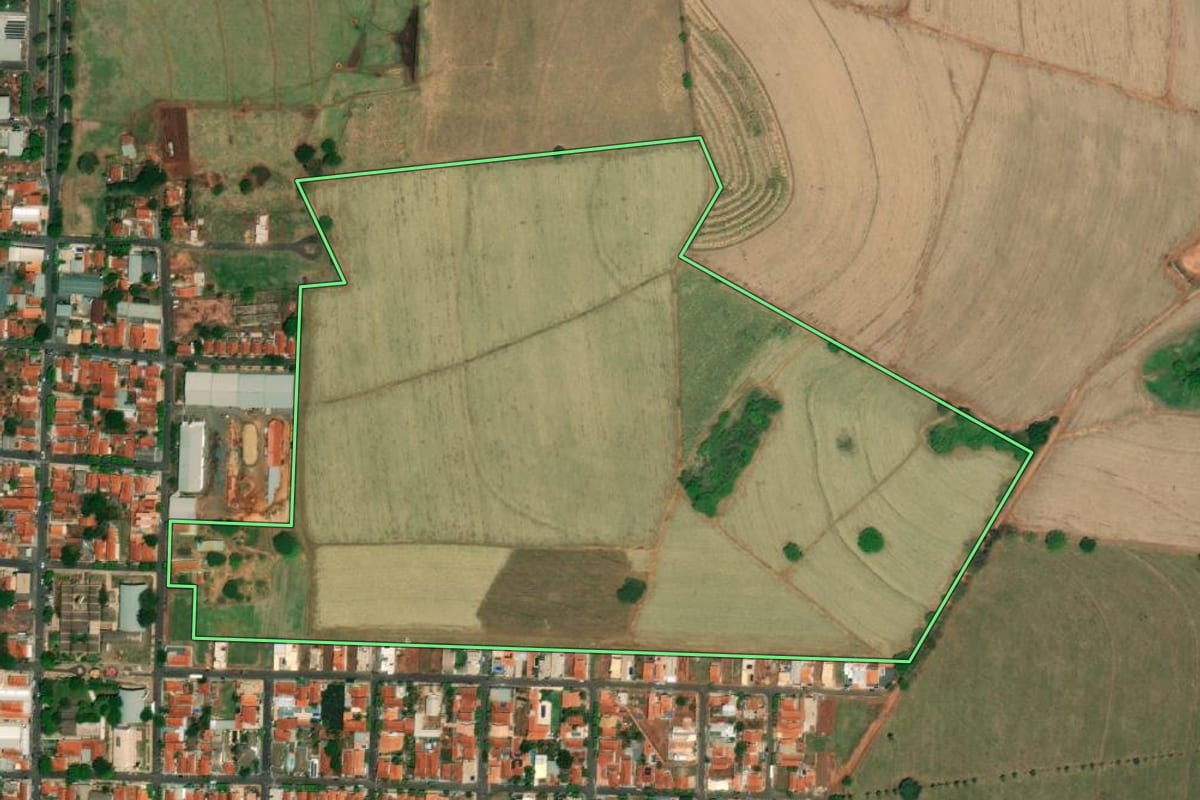 Imagem de satélite do imóvel rural em Cajobi (SP), com o contorno declarado no CAR desenhado por cima.