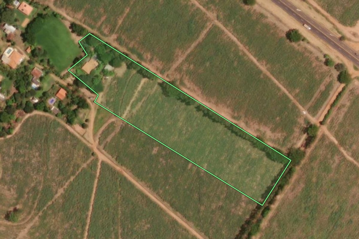 Imagem de satélite do imóvel rural em Cajobi (SP), com o contorno declarado no CAR desenhado por cima.