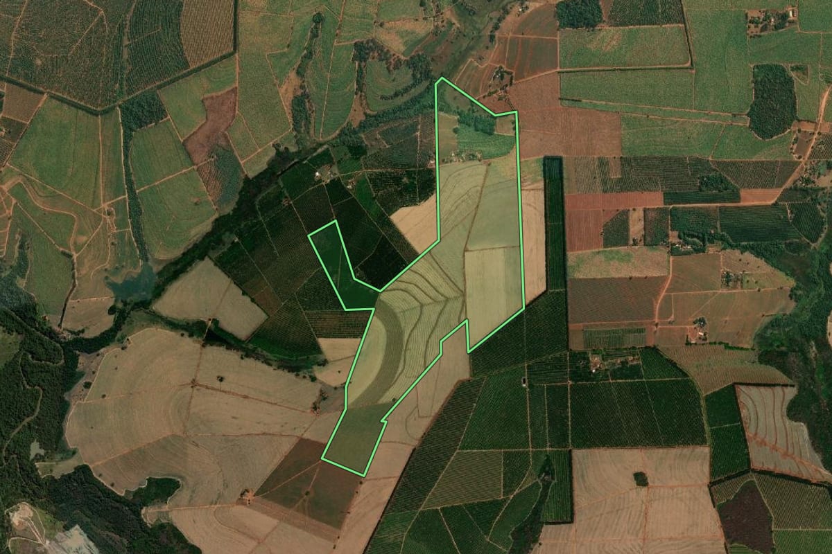 Imagem de satélite do imóvel rural em Cajobi (SP), com o contorno declarado no CAR desenhado por cima.