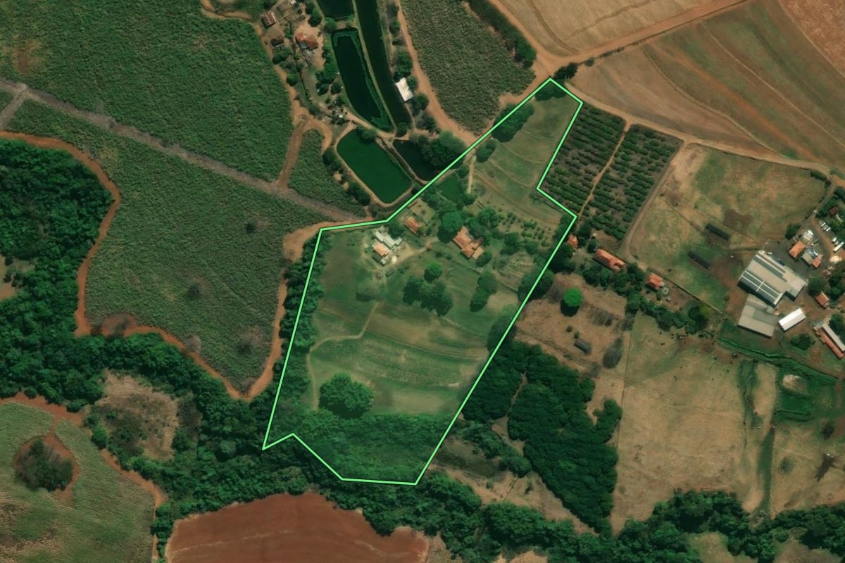Imagem de satélite do imóvel rural em Cajuru (SP), com o contorno declarado no CAR desenhado por cima.
